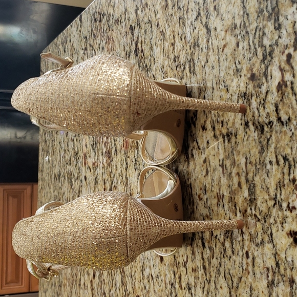 Gold t-strap heel sandal. - Picture 3 of 4